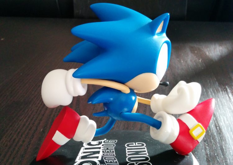 Sonic vinlyl figure side